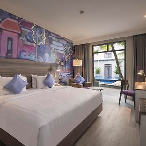 Deluxe King Room Pool Access